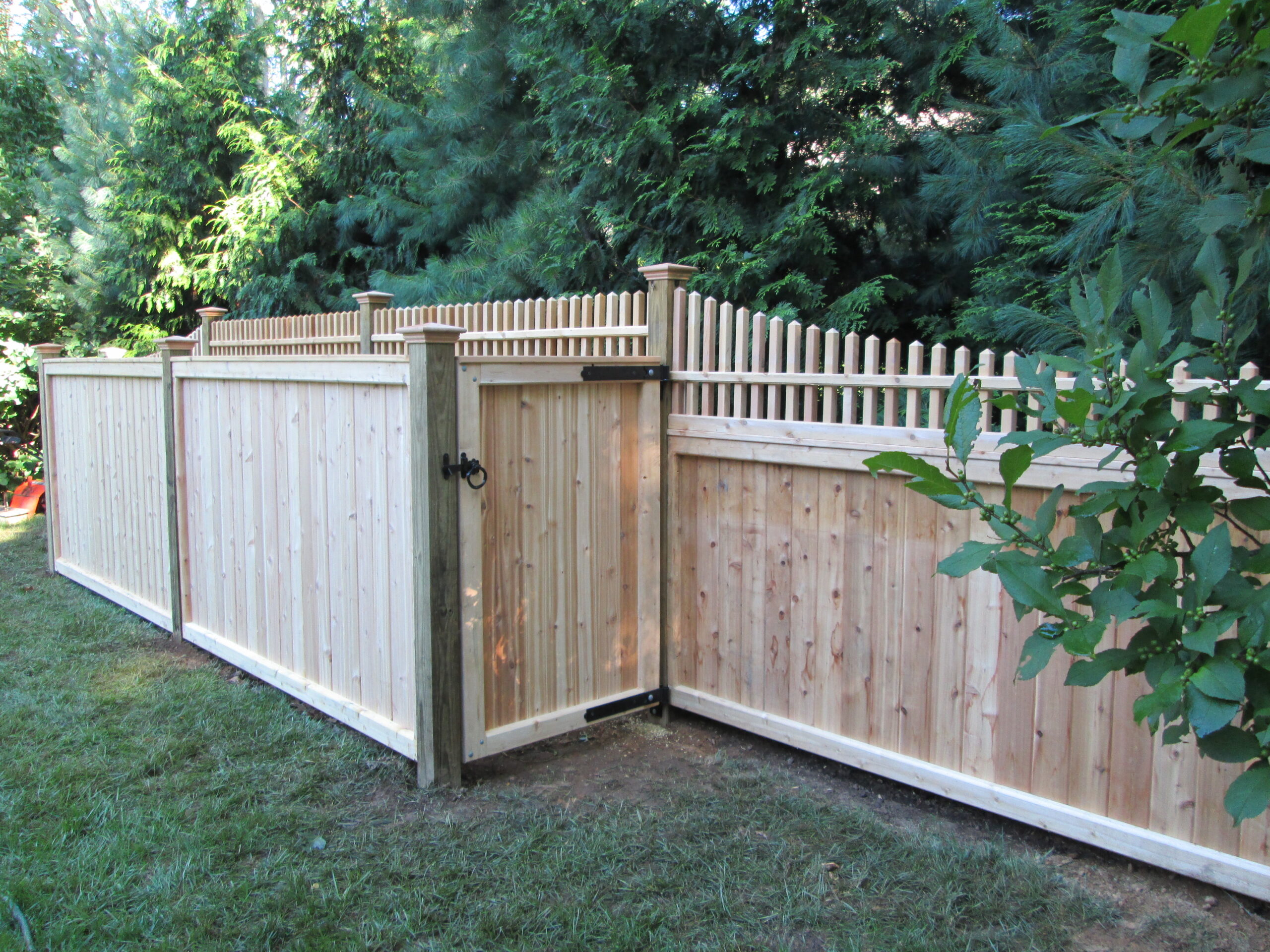Tongue and groove privacy fence with spindle topper by Arrow Fence Inc.